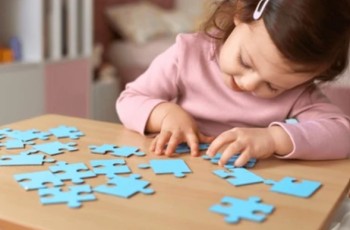 Social emotion learning resilience – A girl doing a puzzle