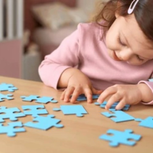 Social emotion learning resilience – A girl doing a puzzle