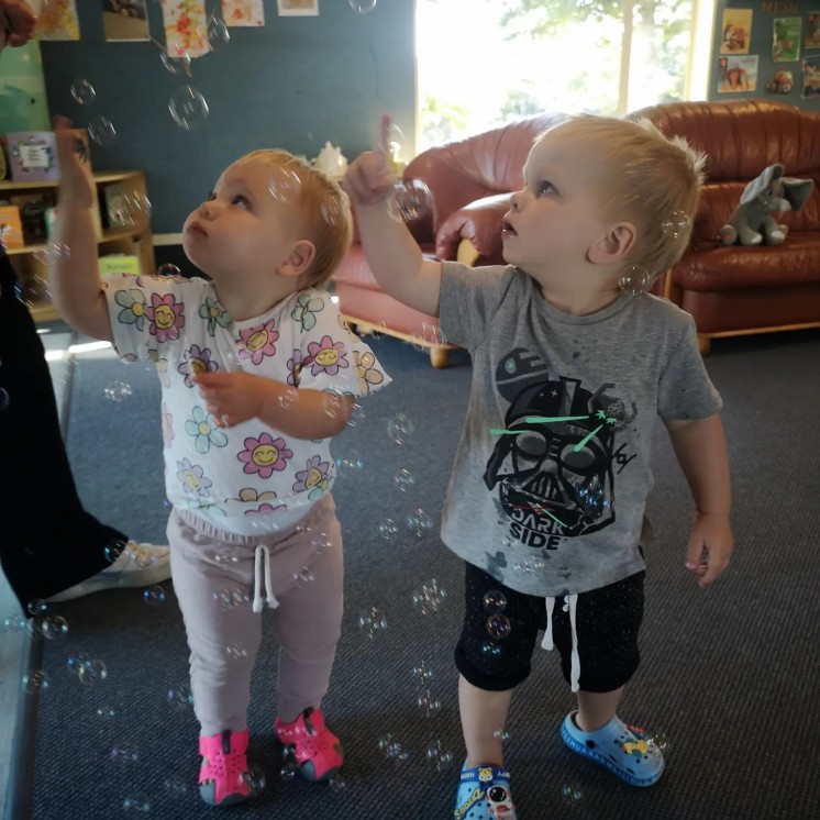 Busy Bees Bottle Lake Popping bubbles