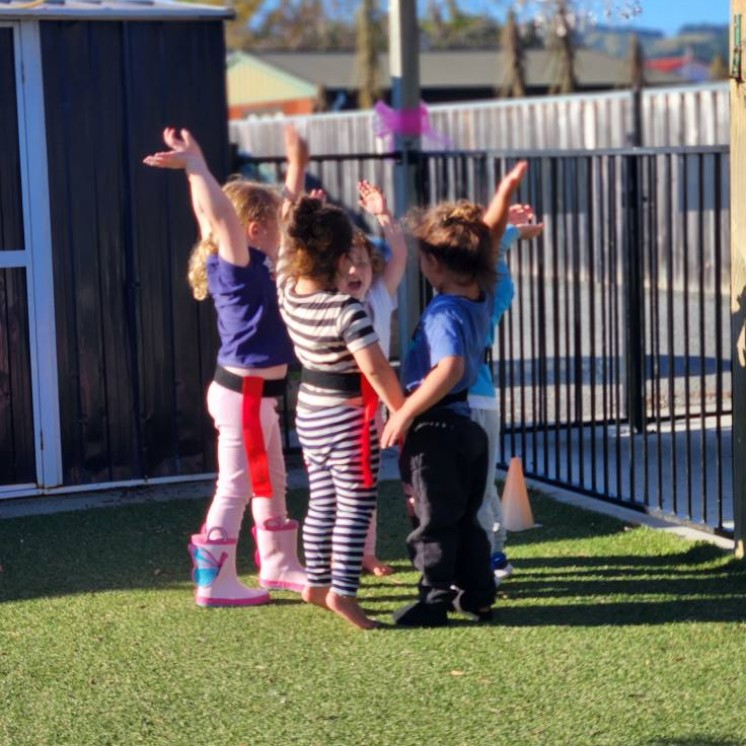 Busy Bees Gladstone Road Group play outside