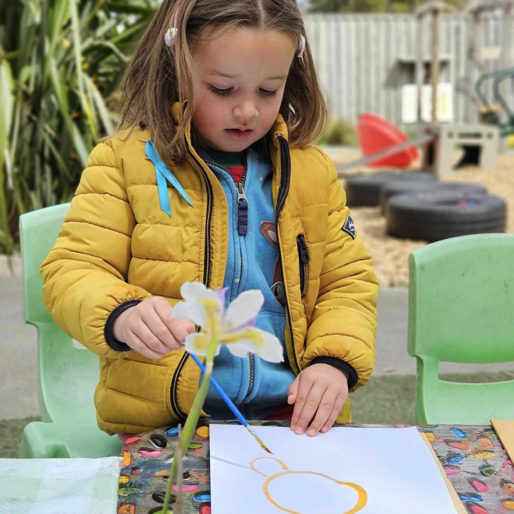 Busy Bees Havelock North girl painting outside