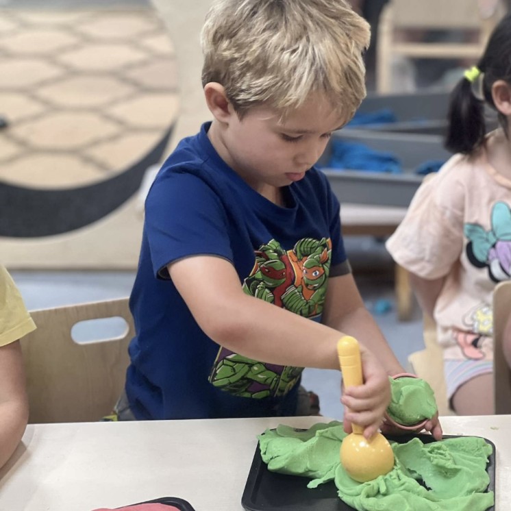Busy Bees Manchester St playdough fun
