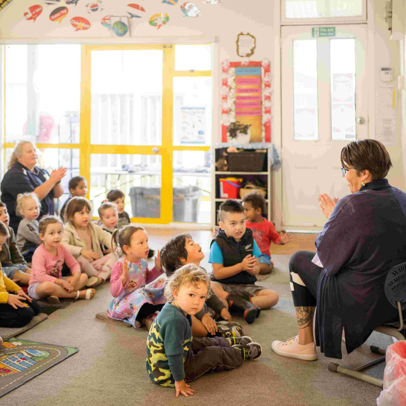 Kaiako and tamariki at mat time at Busy Bees Ngongotahā 