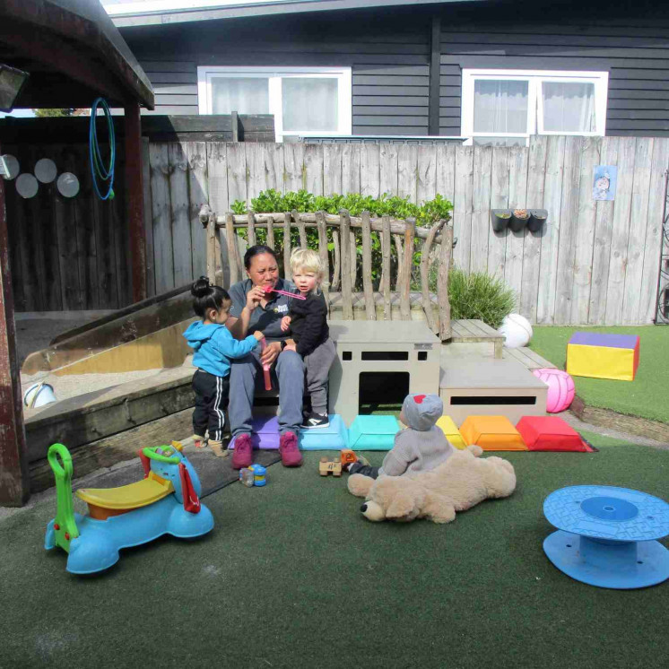 Kaiako and preschoolers engaging outdoors at Busy Bees Ngongotahā 