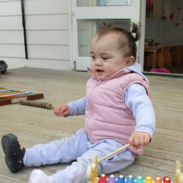 Nursery room playing outdoors at Busy Bees Ngongotahā 