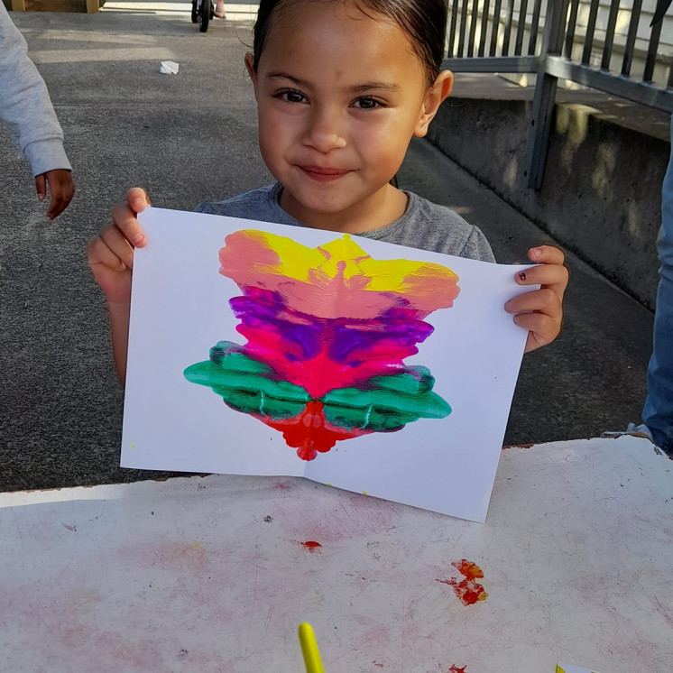Preschooler learning cause and effect with paint at Busy Bees Ōtāhuhu