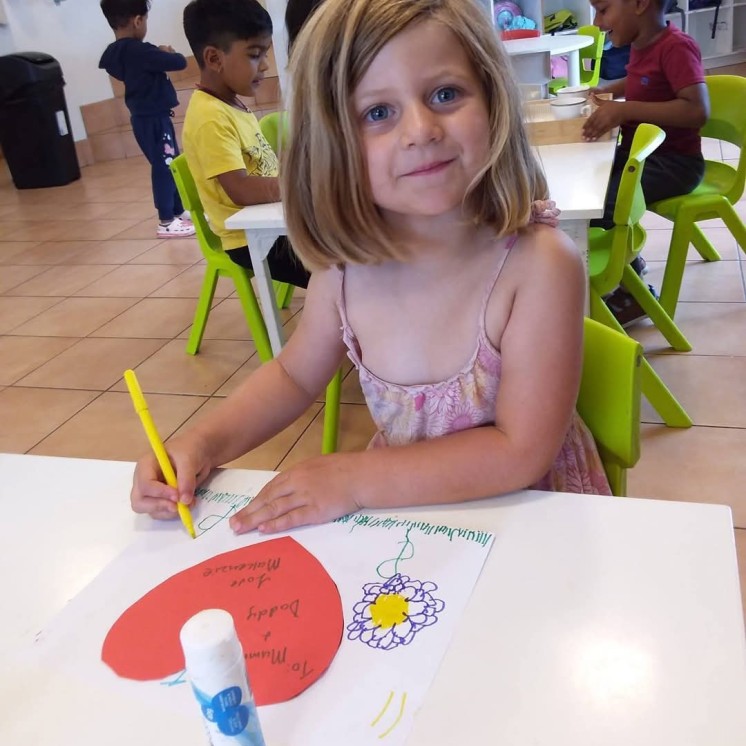 Busy Bees Pakuranga Early Learning Centre girl drawing