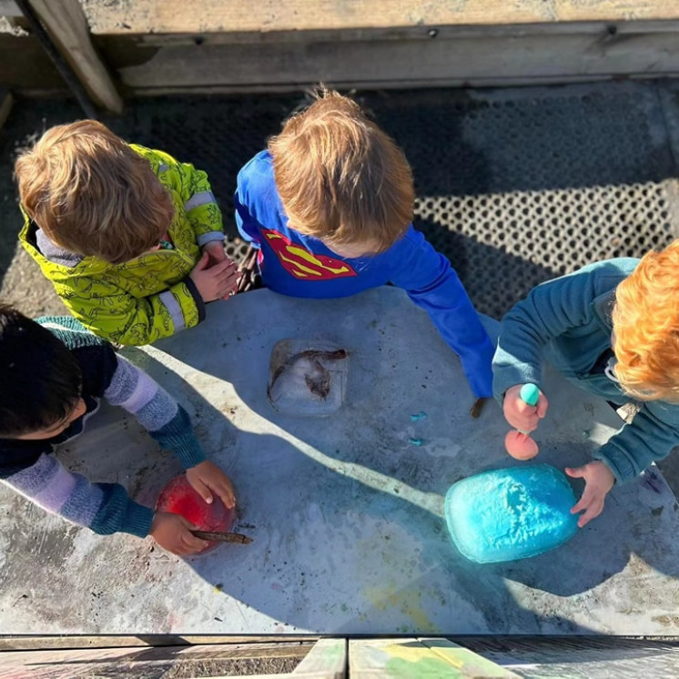 Busy Bees Tahunanui tamariki exploring blocks of ice in sensory play