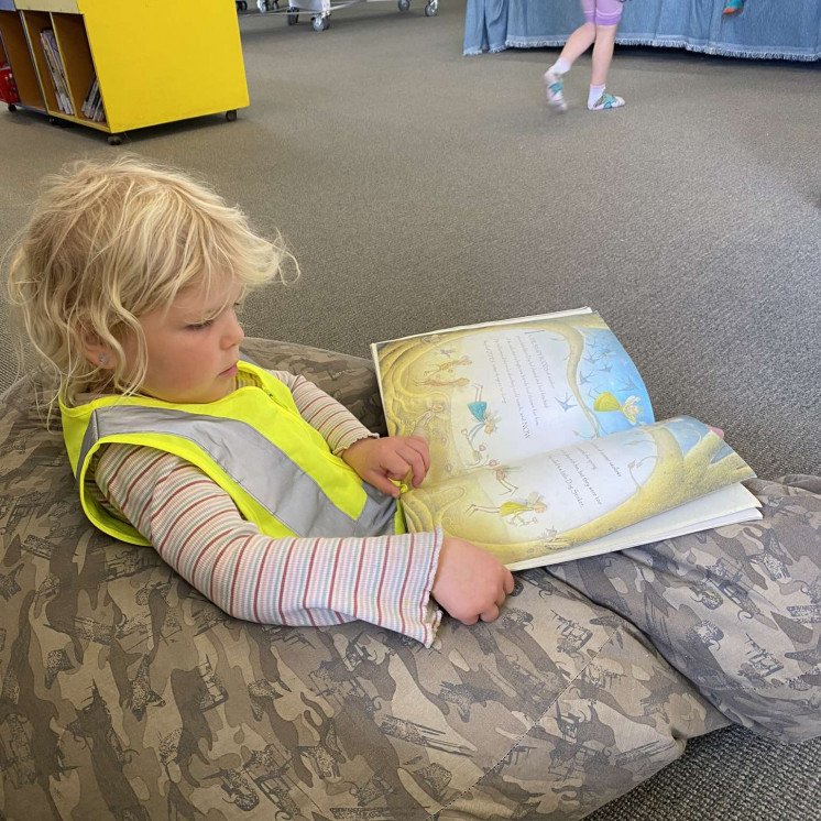 Busy Bees Tahunanui excursion to local library, community