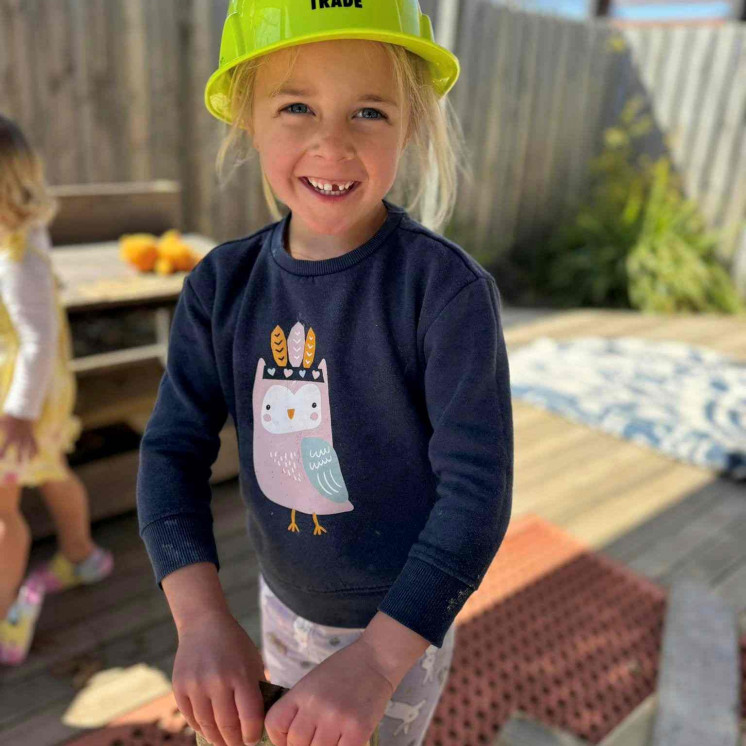 Preschool girl building at Busy Bees Taupo