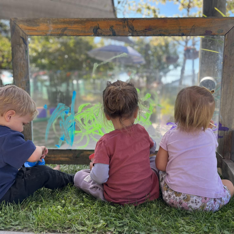 Children painting at Busy Bees Te Mata Road