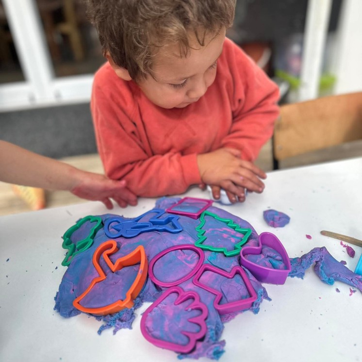 Busy Bees Whau Valley plaing with playdough