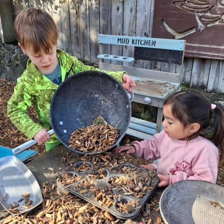 Busy Bees Whitby Outdoor autumn leaves play