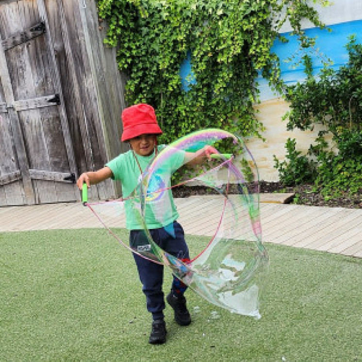 Hardykids Nelson sensory play with bubbles